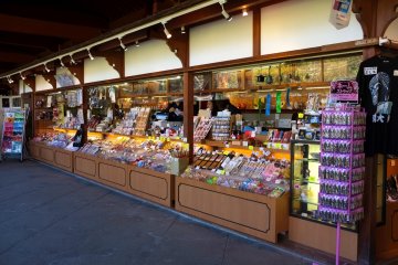 <p>Shops and souvenirs</p>