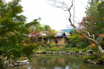 <p>Seisyu-An Tea Ceremony House, tucked in the corner of the garden.</p>