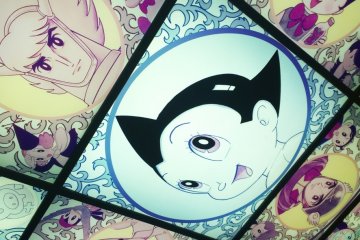 <p>จุดเด่นอีกอย่างตรงโซนต้อนรับก็คือภาพการ์ตูนแบบโมเสกศิลปะบนกระจก</p>