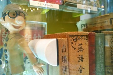 <p>โมเดลรูป&nbsp;เทะซึกะ โอซามุ (手塚 治虫 - Osamu Tezuka) นั้นเป็นอีกหนึ่งลูกเล่นที่เรียกความสนใจได้ดีทีเดียว โดยแต่ละตู้นั้นนอกจากจะมีเรื่องราวต่างๆ การจัดแสดงผลงานหายากแล้ว ก็ยังมีการสร้างหุ่นจำลองเพื่อให้เราเห็นและเข้าใจวิถีชีวิตของนักเขียนก้องโลกนี้ได้อย่างลึกซึ้งยิ่งขึ้น</p>