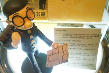 <p>โมเดลตัวนี้เป็นภาพของ&nbsp;เทะซึกะ โอซามุ (手塚 治虫 - Osamu Tezuka) ขณะยังเป็นนักเรียนมัธยมซึ่งในวัยนั้นเขาก็เริ่มเป็นเซียนนักวาดการ์ตูนที่มีพรสวรรค์น่าจับตาทีเดียว</p>