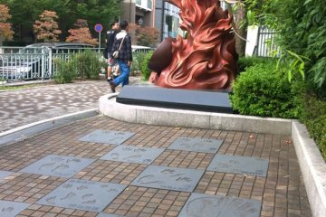 <p>บริเวณทางเข้าพิพิธภัณฑ์&nbsp;The Osamu Tezuka Manga Museum มีการจำลองเลียนแบบ&nbsp;Hollywood Walk of Fame ด้วย แต่นี่เป็นถนนที่ตัวการ์ตูนชื่อดังต่างๆ ของ&nbsp;เทะซึกะ โอซามุ มาปั๊มมือและเท้าไว้นั่นเอง</p>