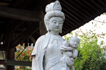 <p>Close-up look at the statue of the Goddess of Mercy for children. The baby she is holding looks so happy!</p>