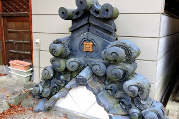<p>Roof tile ornament displayed on the temple grounds</p>