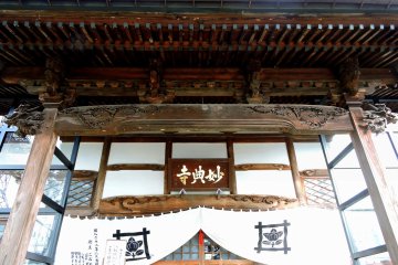 <p>Looking up at the eaves of Myoten-ji Temple's main hall</p>