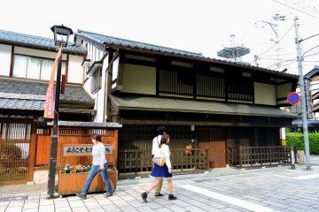 <p>People leisurely strolling on Shichiken Street</p>