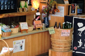 <p>Peeping into a sake shop</p>