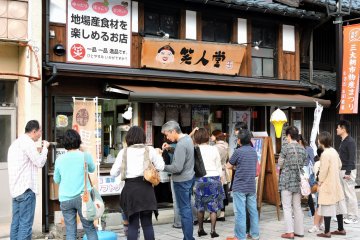 <p>Long line of people...I wonder what they are lining up for? Perhaps for a delicious ice cream?</p>