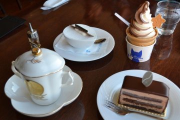 White tiramisu and hot chocolate !!!