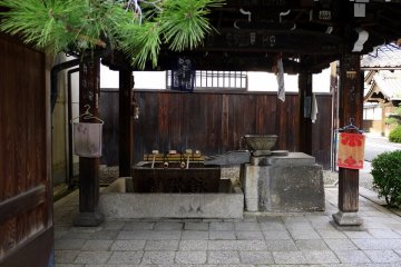 <p>It is customary to cleanse your hands by pouring water from the scoop over each of them</p>