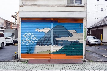 <p>This mural is believed to be 'Mount Nantai', a mountain near Nikko, north of Tokyo. The second kanji (Japanese character) you can see is an older form of writing which is today replaced by the character "体", meaning "body".&nbsp;</p>