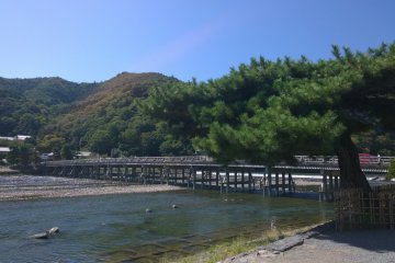 <p>สะพานโทเก็ตซึเคียว (Togetsukyo Bridge) สัญลักษณ์ของอราชิยาม่าที่ทอดข้ามแม่น้ำโฮะซึ (保津川 - Hozugawa) โดยมีภูเขาอราชิยาม่าเป็นวิวอันงดงามอยู่เบื้องหลัง สะพานอันเก่าแก่ดั้งเดิมนี้นั้นสร้างขึ้นตั้งแต่สมัยเฮอัน (Heian Period) ในยุคก่อตั้งกรุงเกียวโตเลย และมีการบูรณะครั้งยิ่งใหญ่ล่าสุดในช่วงราวยุค 1930s</p>