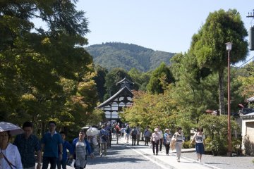 <p>อีกหนึ่งมุมมองอันงดงามของวัดเท็นเรียวจิ (天龍寺 &ndash; Tenryuji Temple) มรดกโลก UNESCO World Heritage Site ที่มองจากทางเข้าแลเห็นวัดท่ามกลางธรรมชาติและขุนเขา</p>