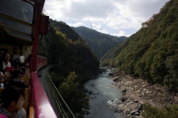 <p>รถไฟสายโรแมนติก Sagano Romantic Train นี้เป็นอีกหนึ่งกิจกรรมยอดนิยมที่จะพาคุณสัมผัสธรรมชาติอันงดงามผ่านรถไฟคลาสสิกที่วิ่งเลียบภูเขาบนเส้นทางสายเก่าแก่</p>
