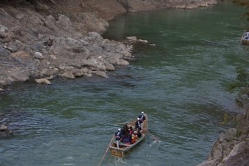 <p>การล่องเรือ Hozu-gawa River Boat Ride ไปตามแม่น้ำโฮะซึนั้นเป็นอีกหนึ่งวิธีสัมผัสธรรมชาติอันยอดเยี่ยมและได้รับความนิยมมากเลยทีเดียว</p>