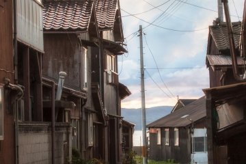 <p>ถนนหนทางกับบ้านเรือนที่นี่ให้บรรยากาศโรแมนติกสุดๆ</p>