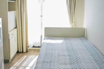 Simple and clean rooms are offered in Oakhouse