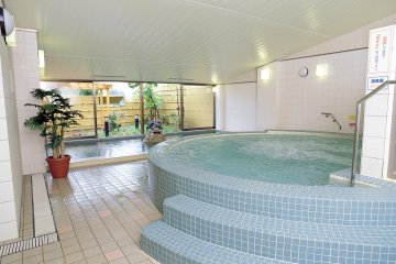 <p>Hotel Yokoteji has shared public baths divided for male and female guests with hot spring water and a sauna. The photo was taken with hotel staff approval.</p>