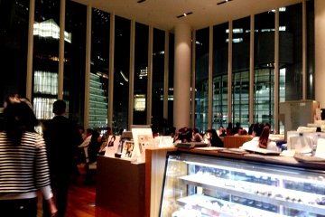<p>The floor to ceiling windows towering over the boulevards of Umeda and Osaka station are soothing for the eyes</p>