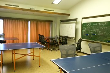 <p>Office Zone กับที่นั่งทำงานและอ่านหนังสืออย่างสบายๆ พร้อมกระดานให้บริการ</p>