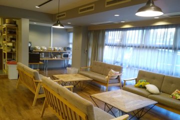 <p>มุมพักผ่อนสบายๆ อีกมุมให้ห้อง Lounge ซึ่งมีโซฟานุ่มๆ นั่ง พร้อมโต๊ะเล็กๆ&nbsp;</p>