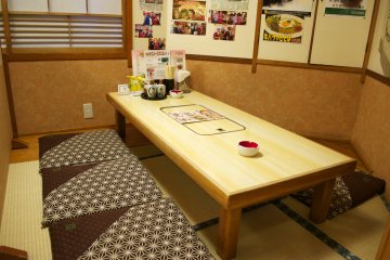 <p>Tables at Izakaya&nbsp;Kuidoraku: Set, and waiting for customers</p>