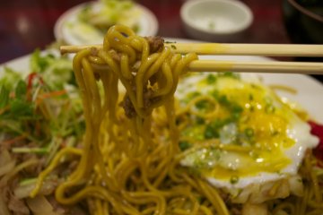 <p>Mix the half fried egg with the rest of the yakisoba&nbsp;ingredients and you'll see what happens... Delicious!</p>