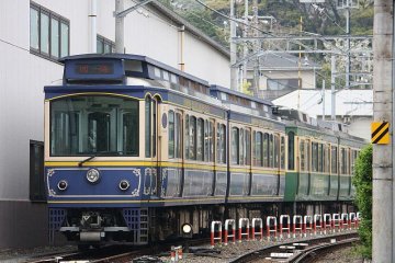 <p>A train at Gokurakuji, with distinctive period livery</p>