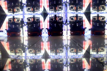 <p>This is one of those kaleidoscopes that amused me because pictures of trains are reflected against the many mirrors inside, creating a unique result.</p>