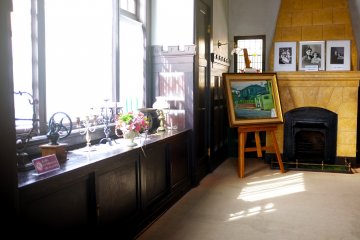 <p>Ruang makan di Weathercock Mansion</p>