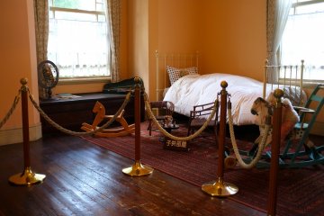 <p>Kamar anak di Moegi House</p>