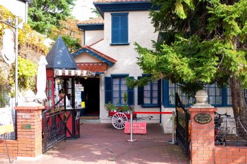 <p>Dutch Meseum dan Fragrance House</p>