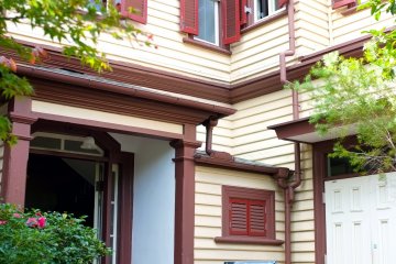 <p>Pintu masuk ke Rhine House
&nbsp;</p>