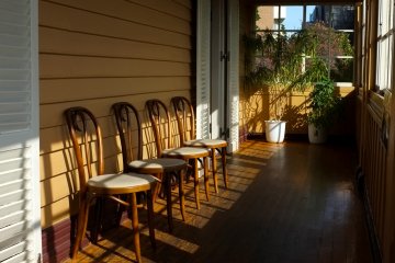 <p>Pemandangan kota yang indah bisa dilihat dari teras di Rhine House</p>