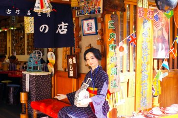 <p>manekin berpakaian kimono di pintu masuk</p>