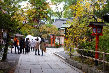 <p>There will probably be a long queue when you visit the temple</p>