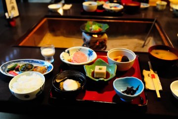 <p>Breakfast was served at the irori fireplace. Hotel breakfasts are always BIG and I couldn't help eating too much.</p>
