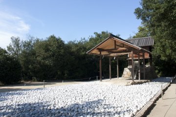 <p>Go&rsquo;o Shrine โดยศิลปิน Hiroshi Sugimoto ซึ่งทำงานศิลปะกับศาลเจ้าโบราณตั้งแต่สมัยเอโดะออกมาอย่างลงตัวและมีความน่าสนใจอย่างยิ่ง โดยเฉพาะมิติของการเข้าไปอยู่ด้านใต้ศาลเจ้าแห่งนี้</p>

<p></p>