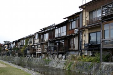 <p>Beautiful houses along the river</p>