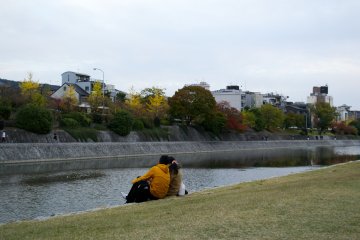 <p>A couple chilling at the riverbank</p>