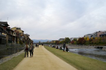 <p>This reminds me of the Seine in Paris, where people also gather at the riverbank and socialize</p>