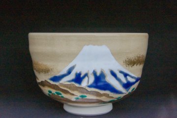 <p>Gaya tembikar tradisional Kasama bergambar Gunung Fuji</p>