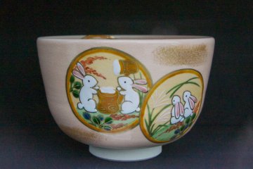 <p>Gaya tembikar tradisional Kasama bergambar kelinci</p>