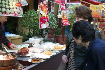 La nourriture est partout dans le quartier chinois de Kobe ! Il est tr&egrave;s difficile de r&eacute;sister &agrave; l'envie de tout go&ucirc;ter