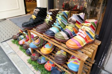 Des chaussures color&eacute;es dans une boutique de Harborland