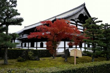 <p>One of Tofukuji's many bulidings</p>