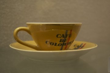 <p>Koleksi besar cangkir-cangkir kopi cantik yang bisa dilihat di Museum Kopi UC</p>
