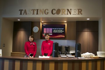 <p>Staf yang ramah di Tasting Corner UCC Coffee Museu</p>
