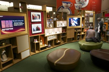 <p>Ruangan yang didesain dengan baik di Museum Kopi UCC menolong pengunjung menemukan kopi yang berhubungan dengan buday<br />
&nbsp;</p>
