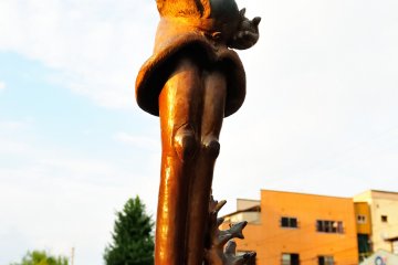 <p>This statue is modeled after Ashina-zuchi and Tenazuchi, the characters from Izumo mythology</p>